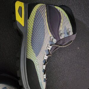 La Sportiva Women's Spire GTX Waterproof shoes carbon and purple